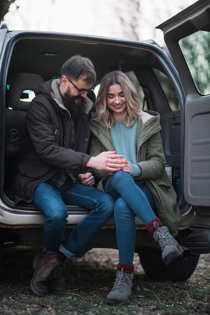 Pareja de tiro completo en furgoneta