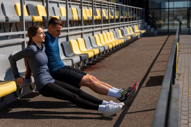 Pareja de tiro completo haciendo ejercicios de entrenamiento