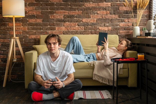 Pareja de tiro completo en interiores con libro