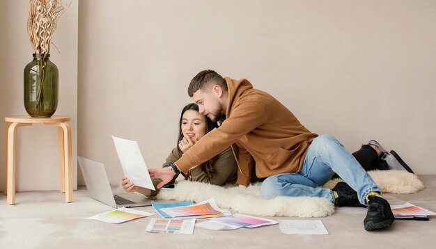 Pareja de tiro completo con laptop