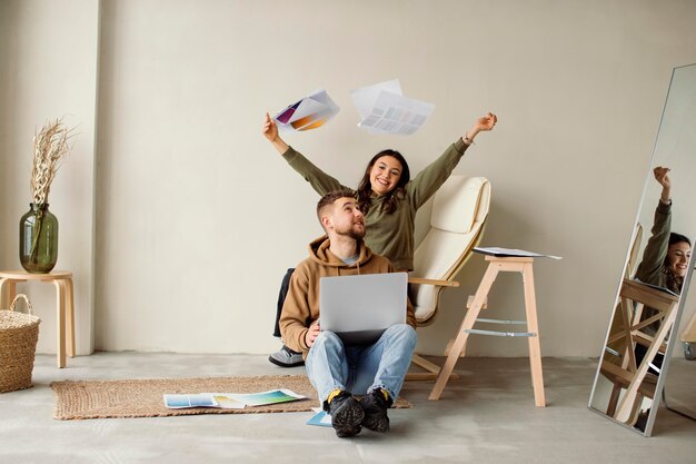 Pareja de tiro completo con laptop