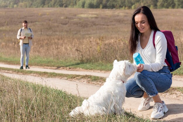 Pareja de tiro completo con lindo perro