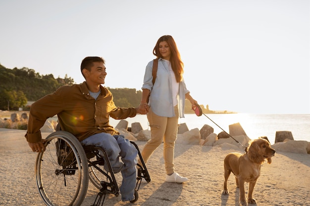 Foto gratuita pareja de tiro completo con lindo perro