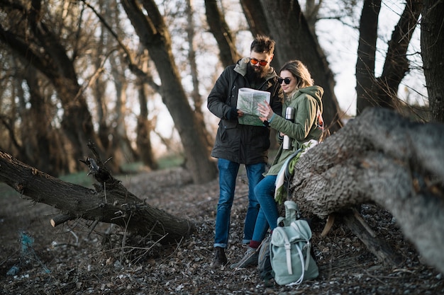 Pareja de tiro completo con mapa al aire libre