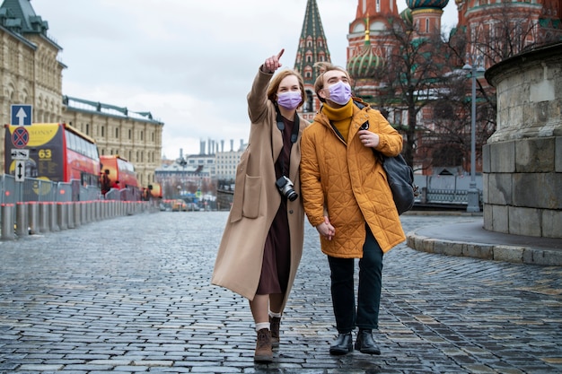 Foto gratuita pareja de tiro completo con máscaras