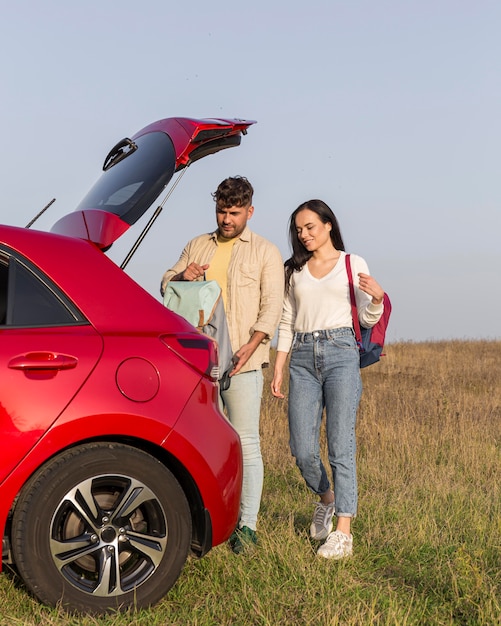 Pareja de tiro completo con mochilas al aire libre