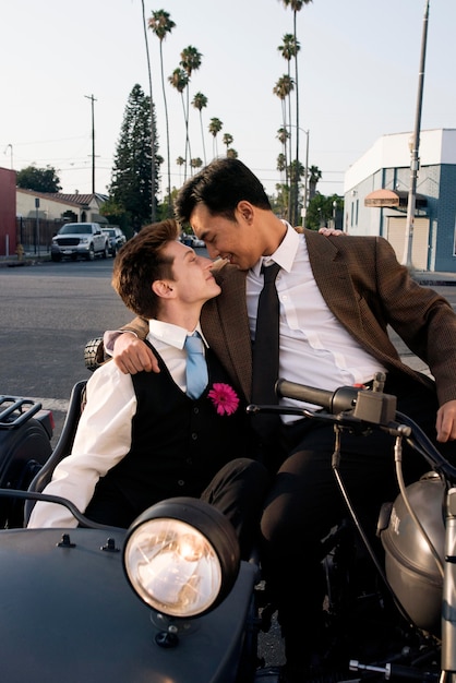 Pareja de tiro completo con motocicleta