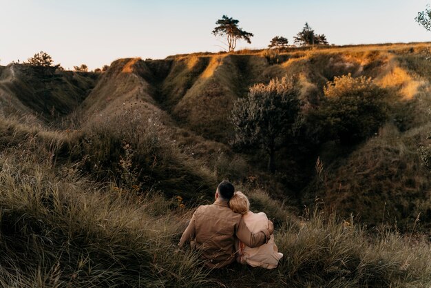 Pareja de tiro completo en la naturaleza