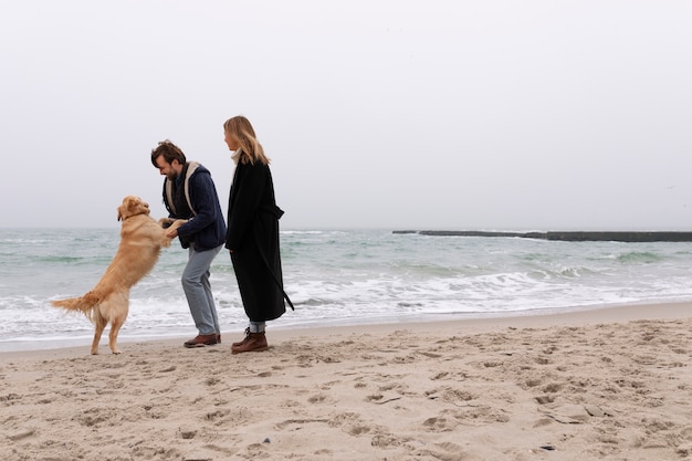 Foto gratuita pareja de tiro completo pasando tiempo en la playa