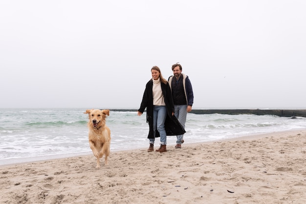 Foto gratuita pareja de tiro completo pasando tiempo en la playa