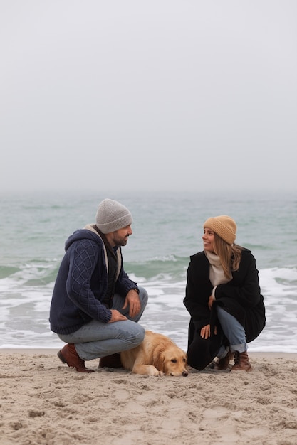 Foto gratuita pareja de tiro completo pasando tiempo en la playa