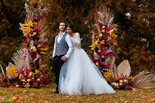 Pareja de tiro completo posando en la boda