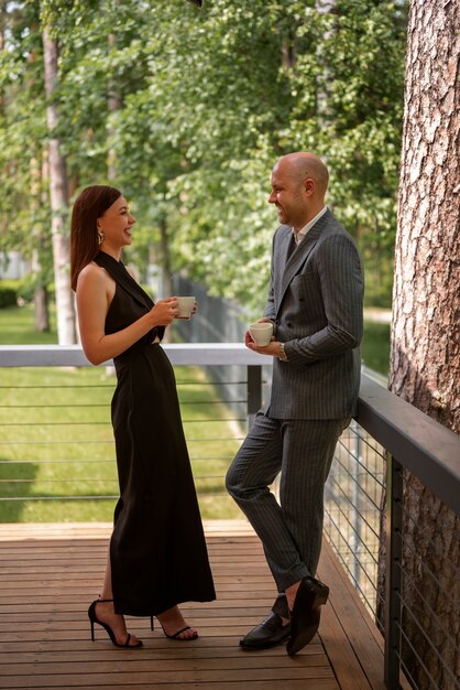 Pareja de tiro completo en un restaurante elegante