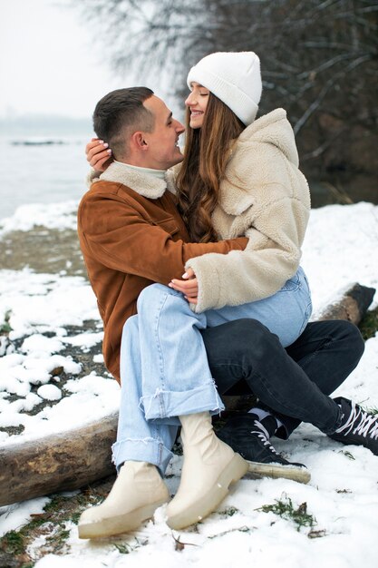 Pareja de tiro completo sentados juntos