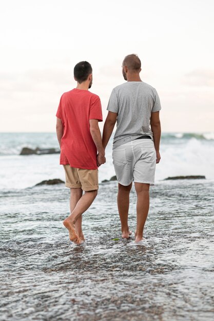 Pareja de tiro completo tomados de la mano