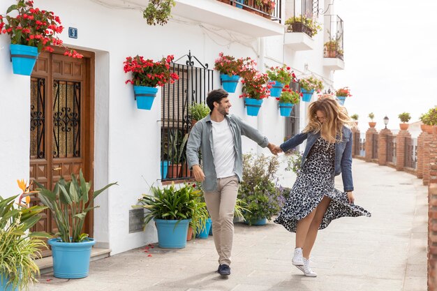 Pareja de tiro completo tomados de la mano