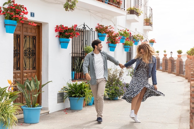 Pareja de tiro completo tomados de la mano