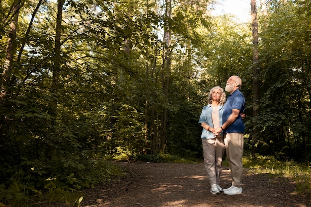 Pareja de tiro completo tomados de la mano