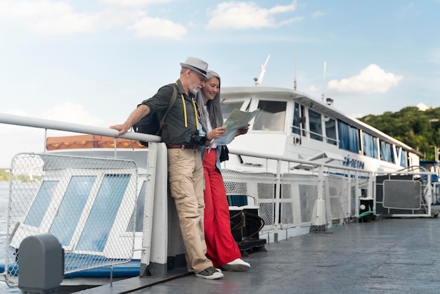 Pareja de tiro completo viajando juntos