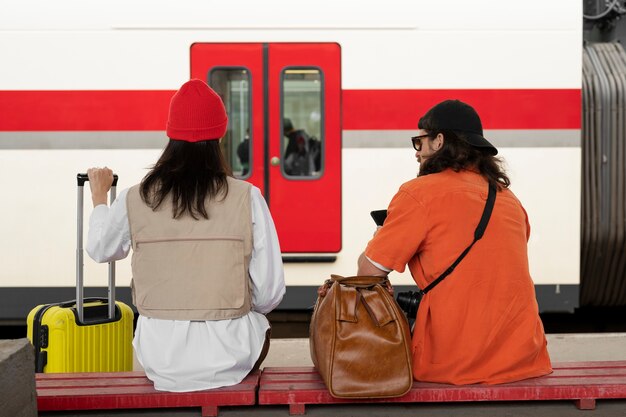 Pareja de tiro completo viajando juntos