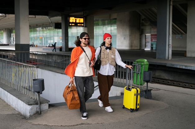 Foto gratuita pareja de tiro completo viajando juntos