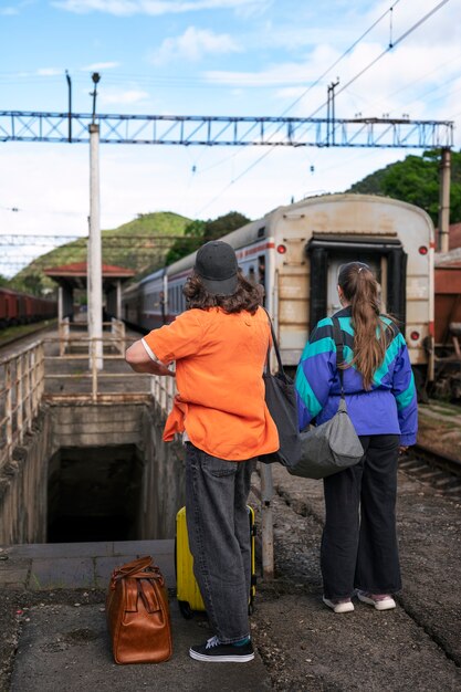 Pareja de tiro completo viajando juntos