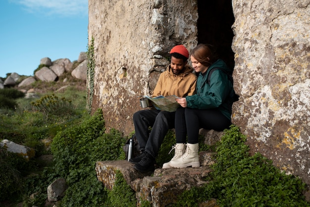 Foto gratuita pareja de tiro completo en un viaje de senderismo