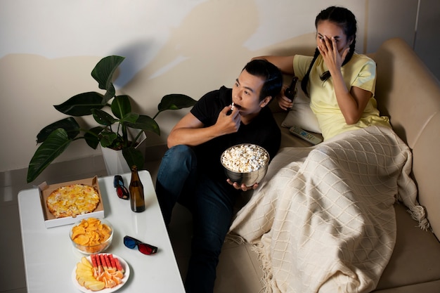 Pareja de tiro completo viendo películas