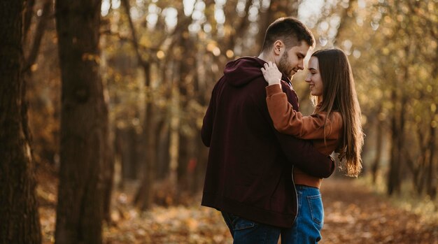 Foto gratuita pareja de tiro medio abrazados