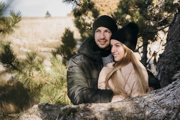 Foto gratuita pareja de tiro medio abrazándose