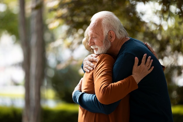 Pareja de tiro medio abrazándose