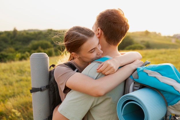 Foto gratuita pareja de tiro medio abrazándose