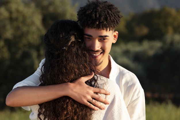 Pareja de tiro medio abrazándose