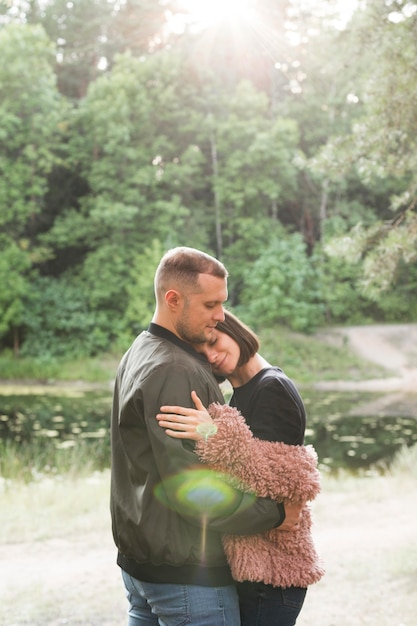 Pareja de tiro medio en el amor