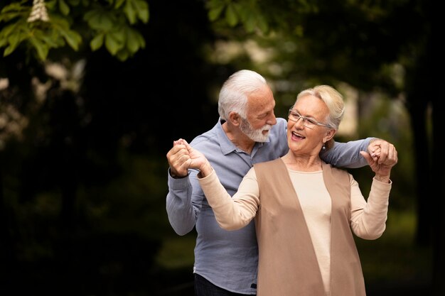 Pareja de tiro medio en el amor