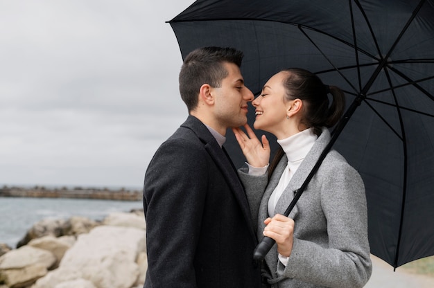 Foto gratuita pareja de tiro medio en el amor