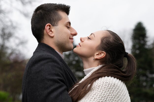 Pareja de tiro medio en el amor