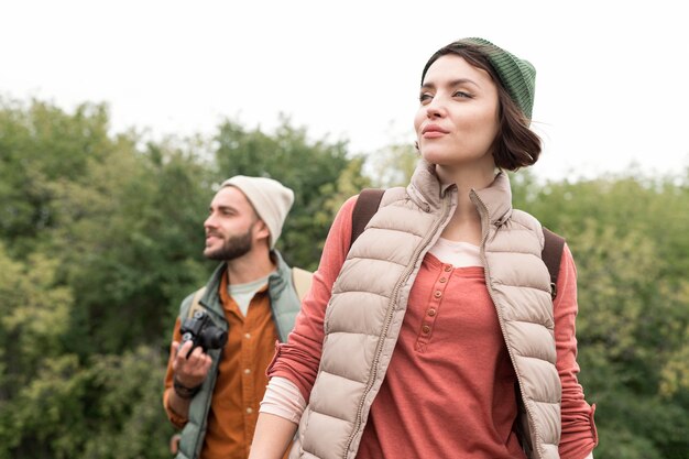 Pareja de tiro medio apartar la mirada en la naturaleza