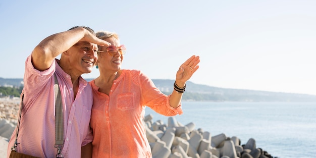 Pareja de tiro medio apartar la mirada