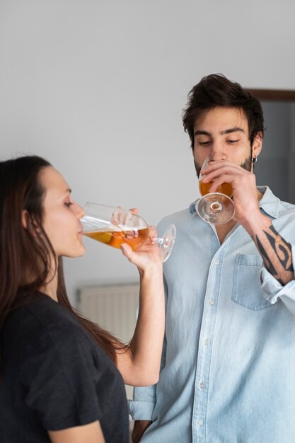 Foto gratuita pareja de tiro medio bebiendo