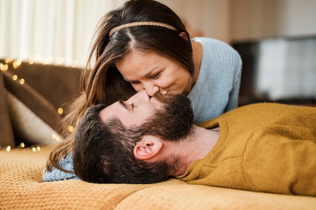 Pareja de tiro medio besos