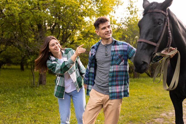 Pareja de tiro medio y caballo al aire libre