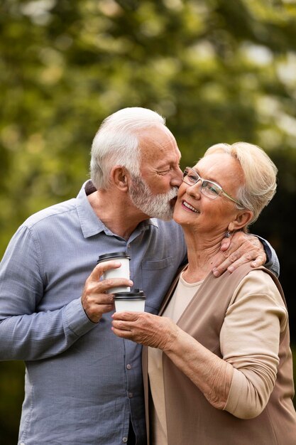 Pareja de tiro medio con café