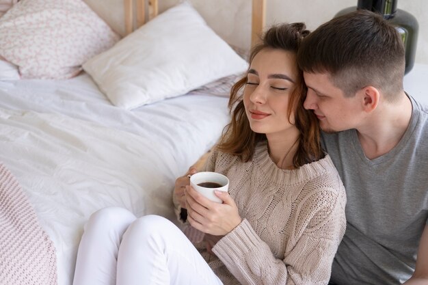 Pareja de tiro medio con café