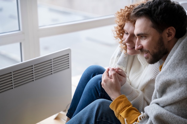 Foto gratuita pareja de tiro medio calentando juntos