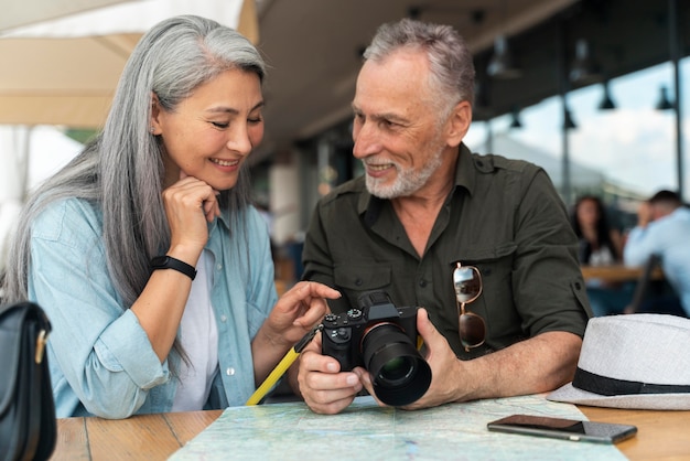 Pareja de tiro medio con cámara de fotos