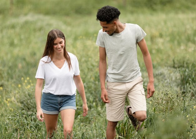 Pareja de tiro medio caminando juntos