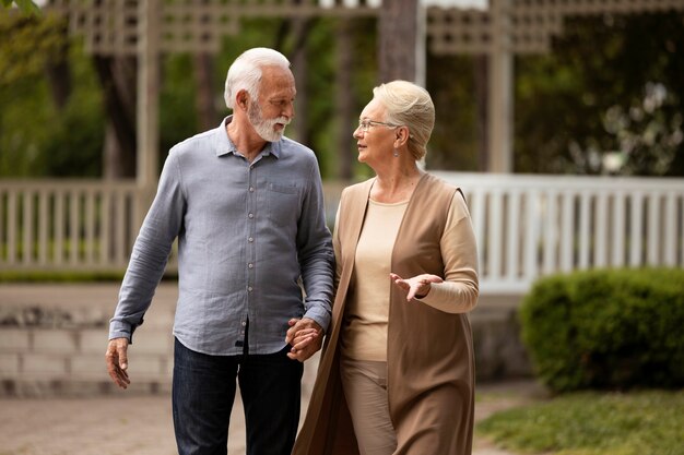 Pareja de tiro medio caminando juntos