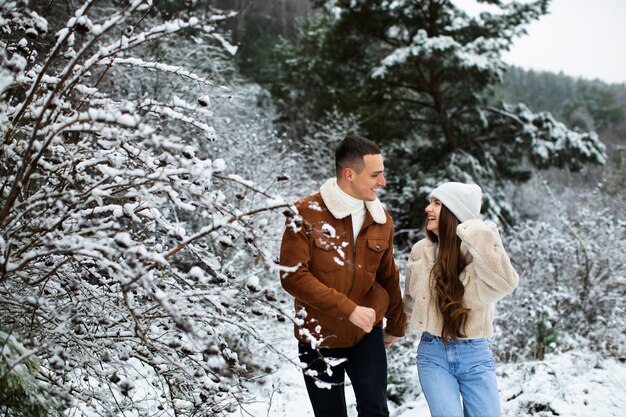 Pareja de tiro medio caminando juntos