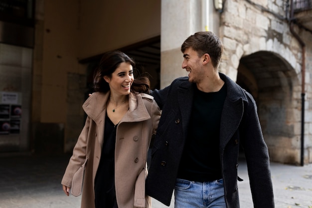 Pareja de tiro medio caminando juntos